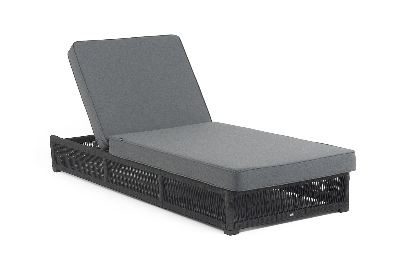 фото "ривьера" шезлонг плетеный из роупа, каркас алюминий темно-серый (ral7024) муар, роуп темно-серый круглый, ткань темно-серая 027