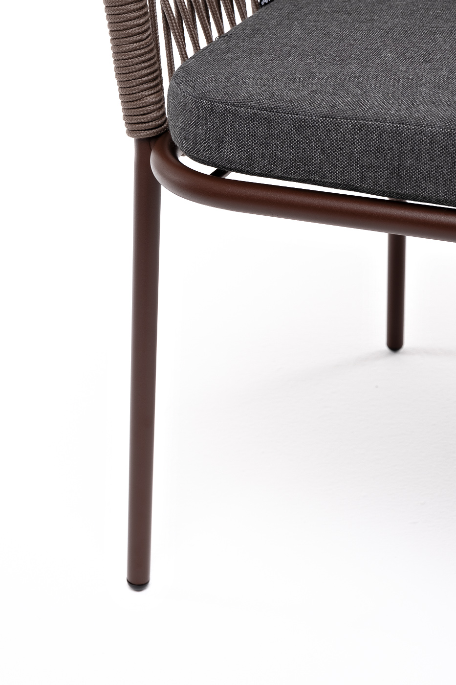 фото "лион" стул плетеный из роупа, каркас из стали коричневый (ral8016) муар, роуп коричневый круглый, ткань бежевая