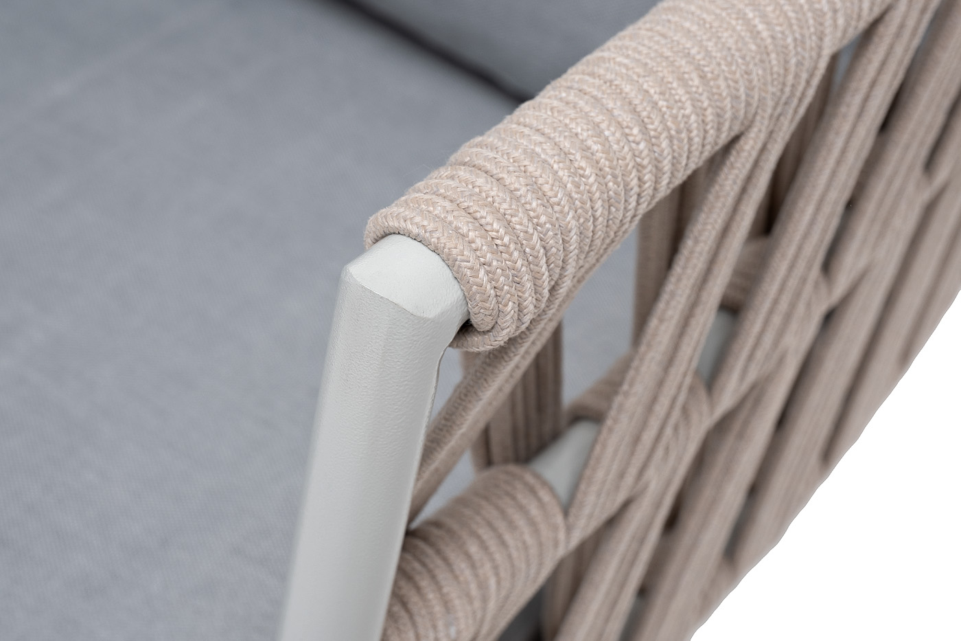 фото "диего" кресло плетеное из роупа, каркас алюминий светло-серый (ral7035) муар, роуп бежевый круглый, ткань светло-серая