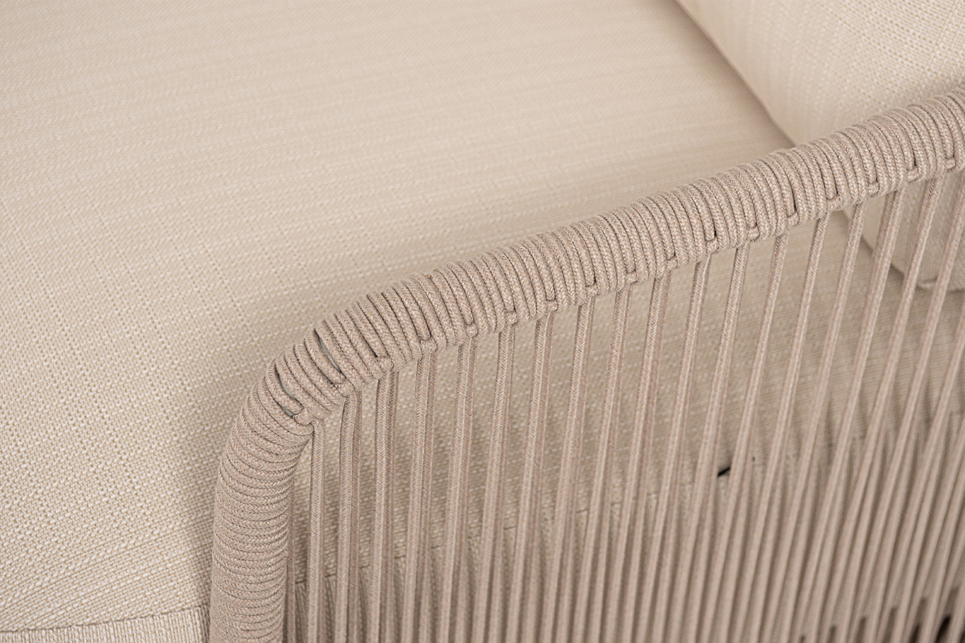 фото "альбано" диван 3-местный плетеный из роупа, каркас алюминий светло-серый (ral7035) муар, роуп бежевый круглый, ткань mossle светло-бежевая