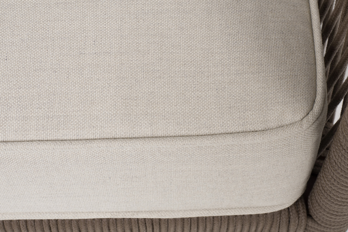 фото "канны" диван 3-местный плетеный из роупа, каркас алюминий коричневый (ral8016) муар, роуп коричневый круглый, ткань бежевая 15052