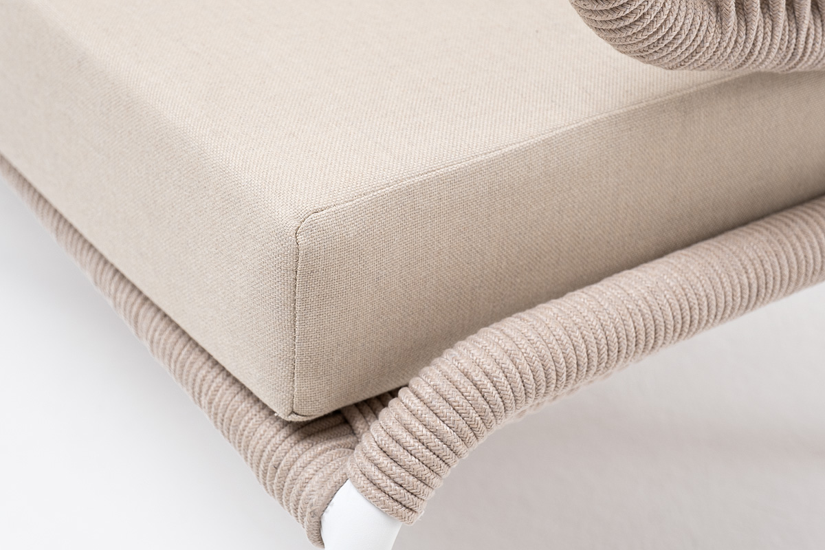 фото "милан" диван 3-местный плетеный из роупа, каркас алюминий белый муар, роуп бежевый круглый, ткань бежевая 15052