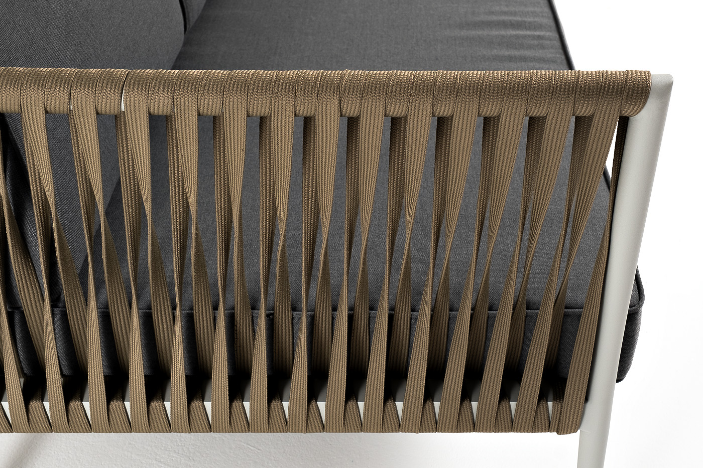 фото "касабланка" диван 3-местный плетеный из роупа, каркас алюминий светло-серый (ral7035) муар, роуп серо-коричневый 23мм, ткань серая 017