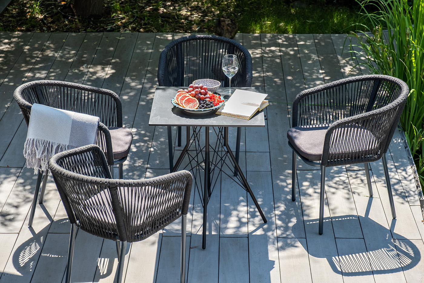 фото "конте" интерьерный стол из hpl 70x70см, цвет "серый гранит"