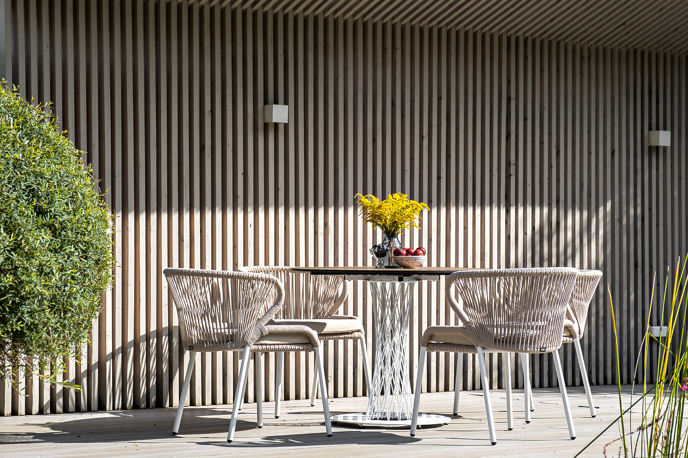 фото "диего" обеденный стол из hpl круглый ø100см, цвет "дуб", каркас белый