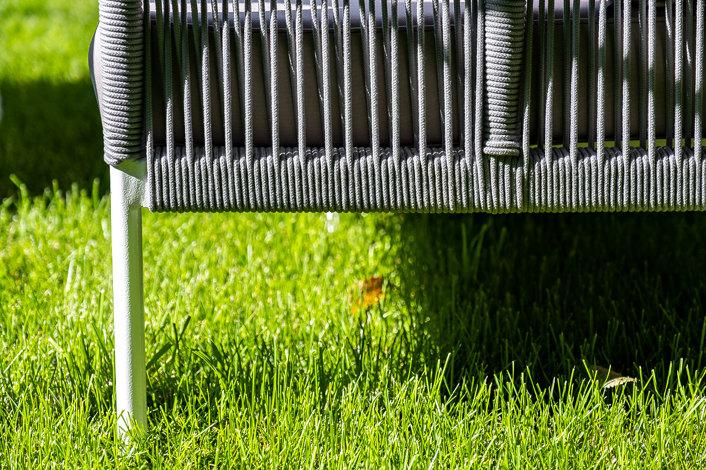 фото "канны" диван 2-местный плетеный из роупа, каркас алюминий белый муар, роуп светло-серый круглый, ткань серая 017