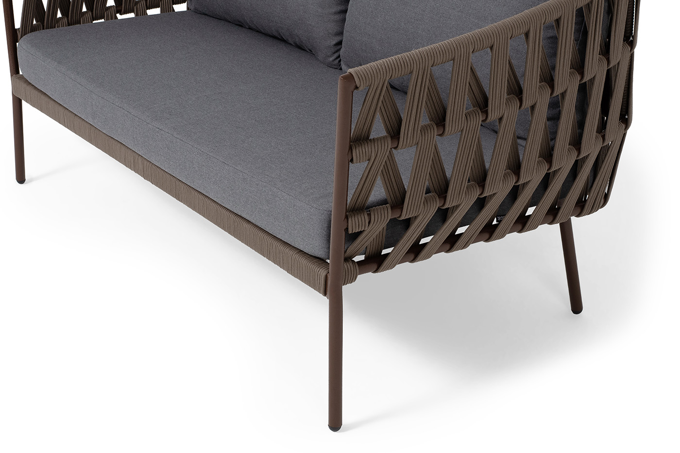 фото "диего" диван 2-местный плетеный из роупа, каркас алюминий коричневый (ral8016) муар, роуп коричневый круглый, ткань темно-серая 027