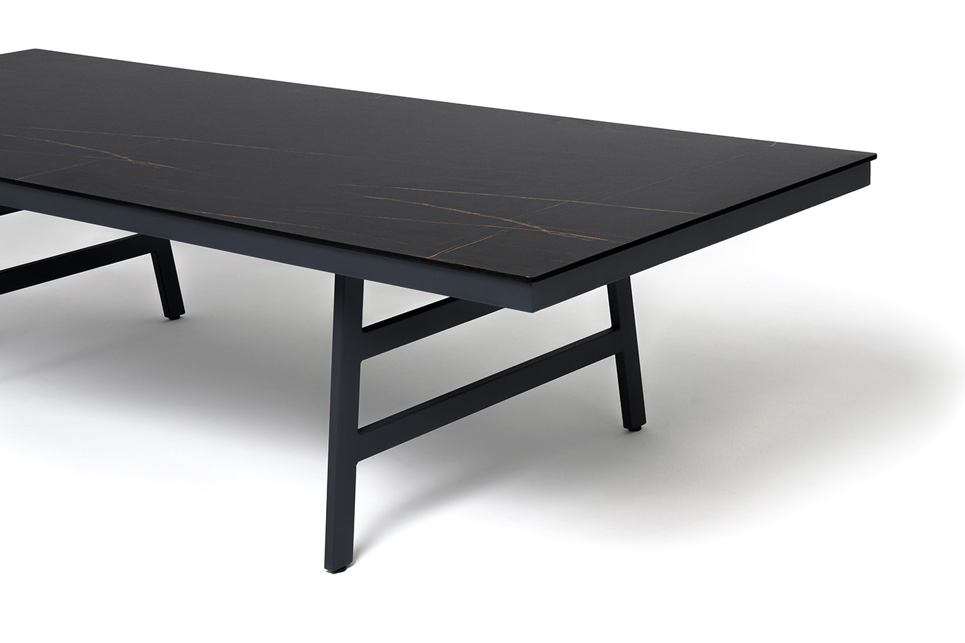 фото "рио" стол из hpl 300х120см, цвет столешницы "черный мрамор", угол r3мм