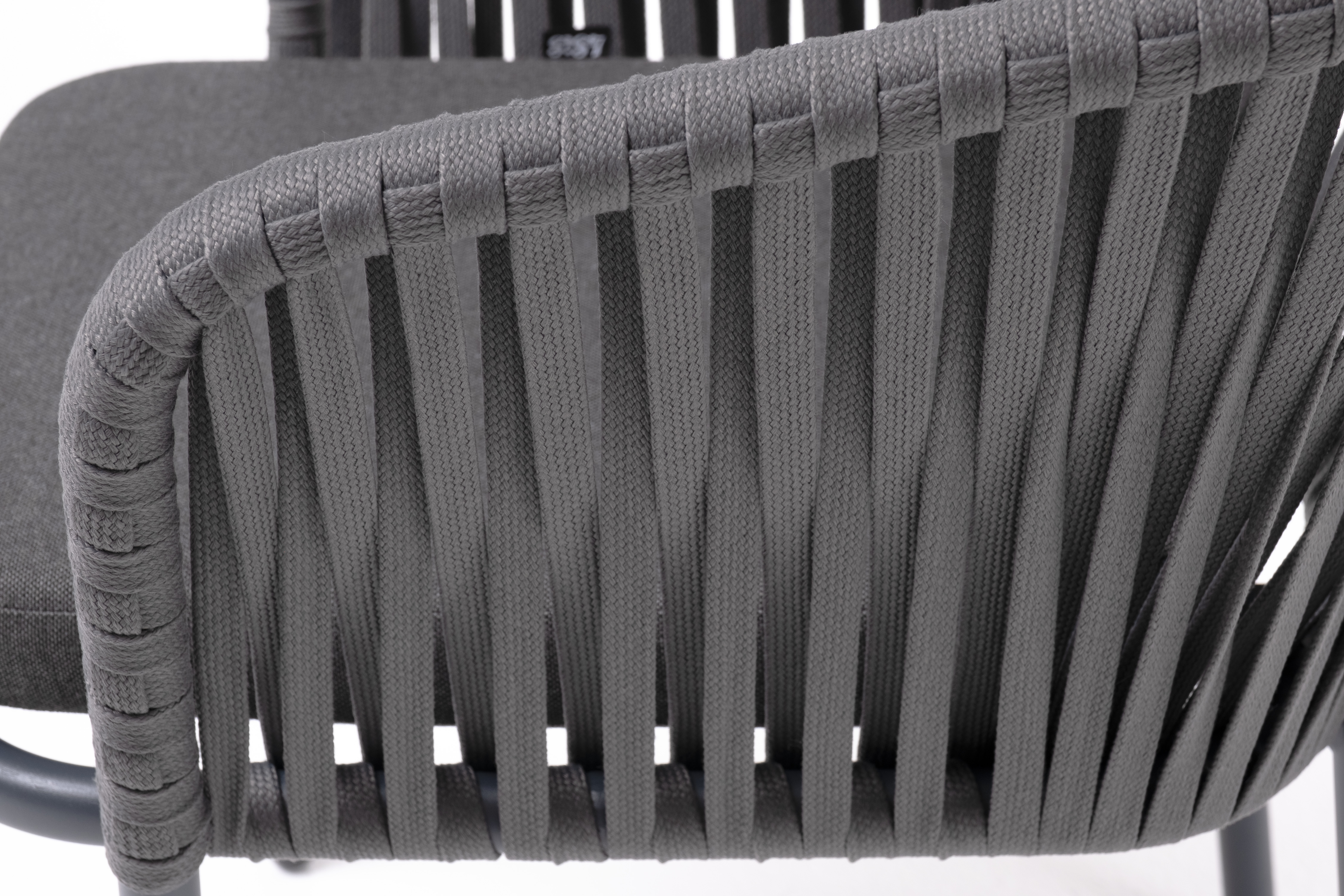 фото "бордо" стул плетеный из роупа, каркас алюминий темно-серый (ral7024) муар, роуп серый 15мм, ткань темно-серая 027