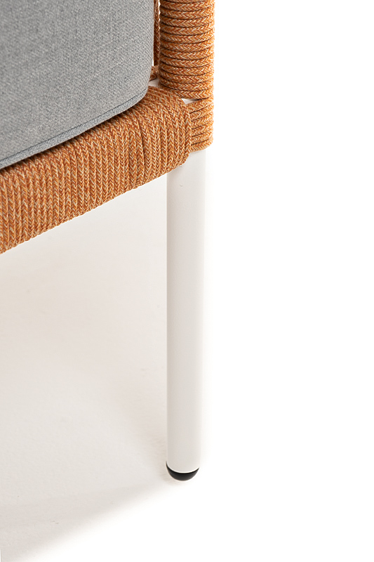 фото "канны" диван 2-местный плетеный из роупа, каркас алюминий светло-серый (ral7035) муар, роуп оранжевый меланж круглый, ткань светло-серая