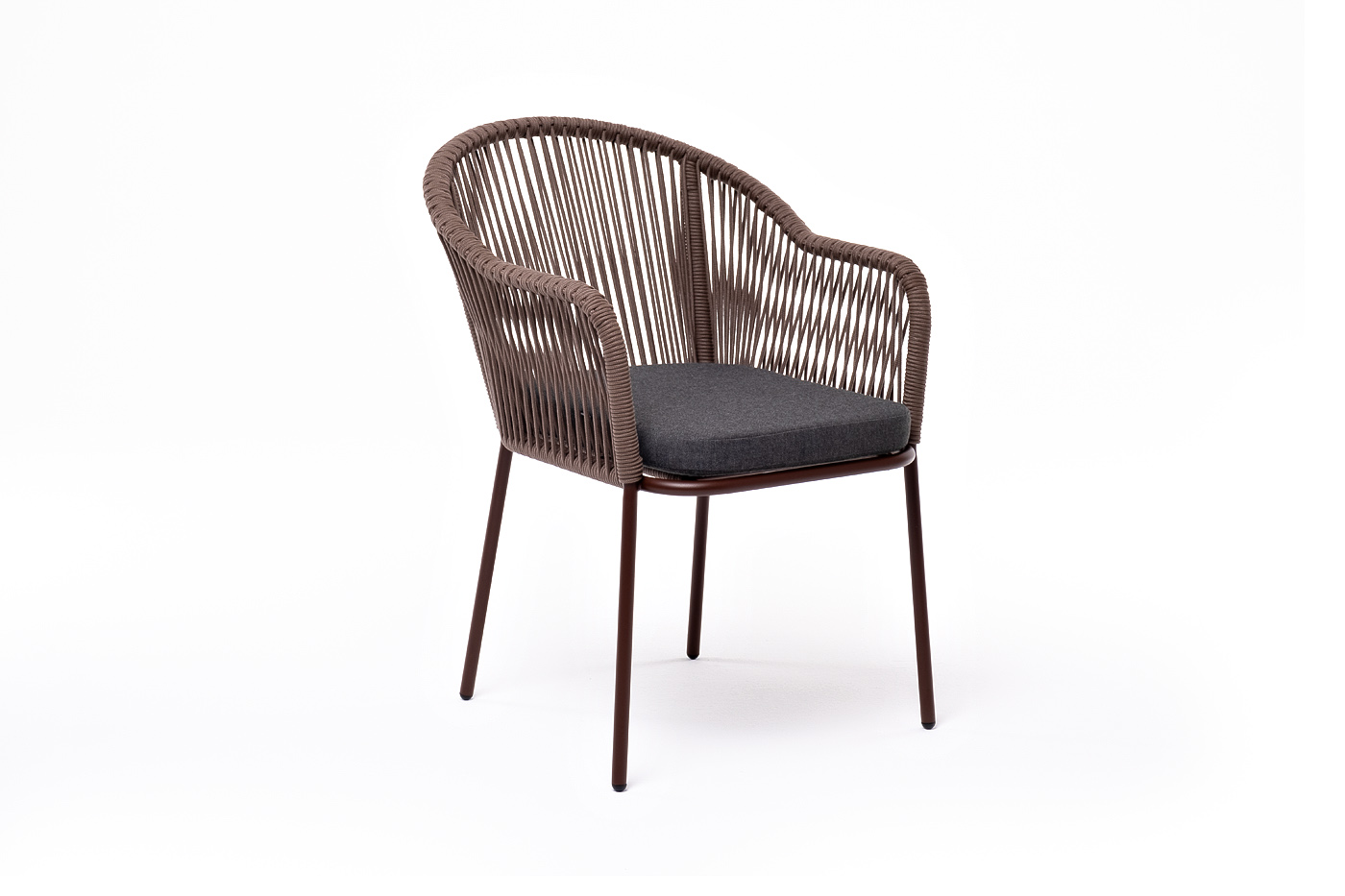 фото "лион" стул плетеный из роупа, каркас из стали коричневый (ral8016) муар, роуп коричневый круглый, ткань бежевая