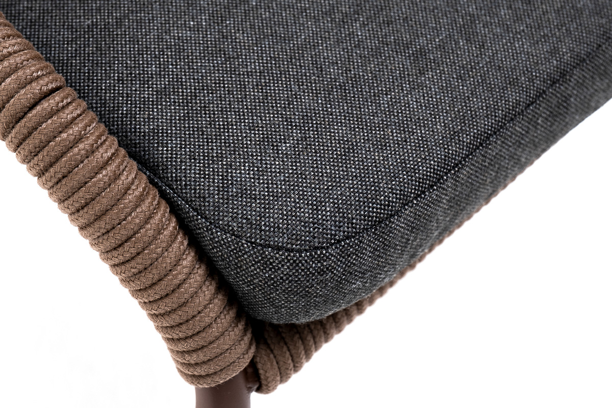 фото "милан" стул плетеный из роупа, каркас алюминий коричневый (ral8016) муар, роуп коричневый круглый, ткань темно-серая 027