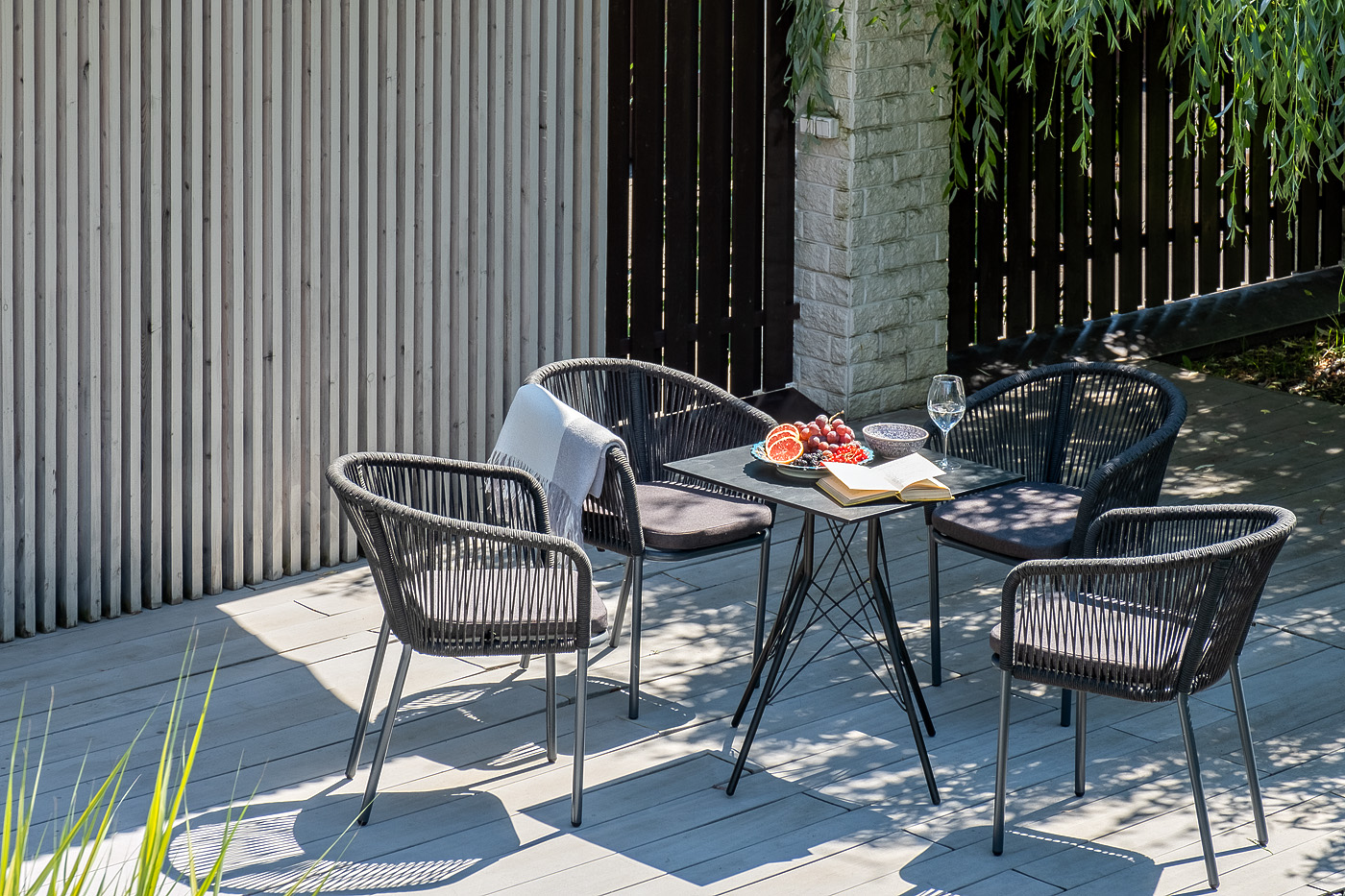 фото "конте" интерьерный стол из hpl 70x70см, цвет "серый гранит"