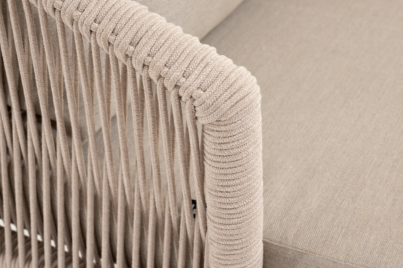 фото "верона" кресло плетеное из роупа, каркас алюминий белый муар, роуп бежевый круглый, ткань бежевая 052