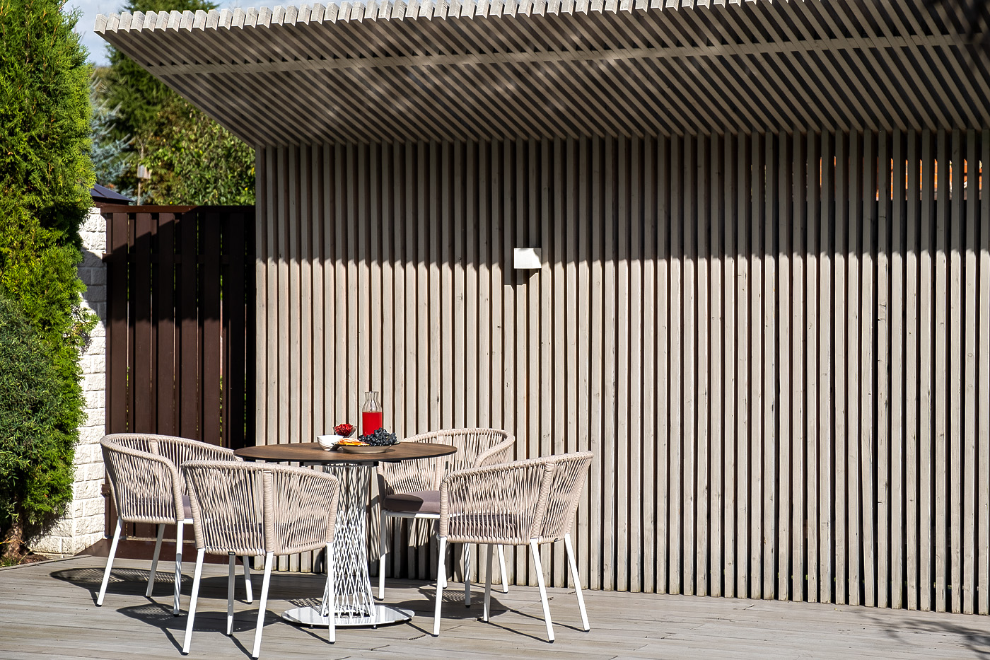 фото "марсель" стул плетеный из роупа, каркас алюминий белый муар, роуп бежевый круглый, ткань бежевая 15052