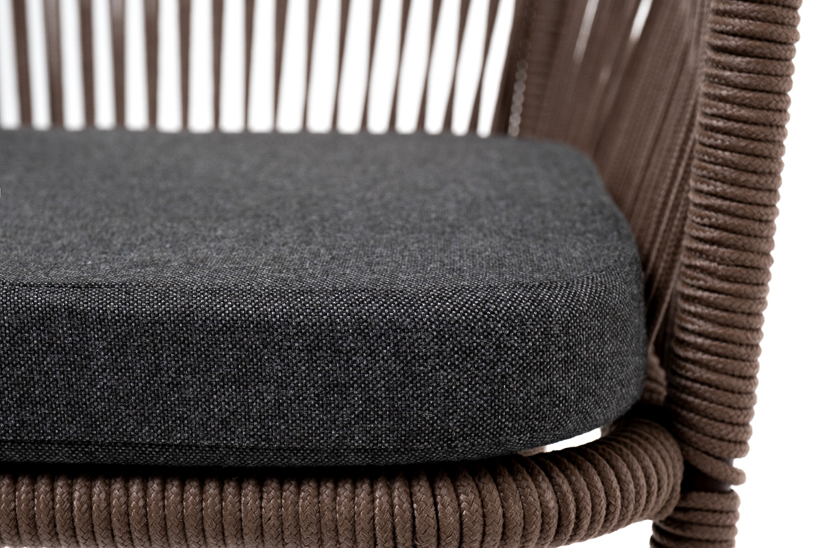 фото "марсель" стул барный плетеный из роупа, каркас из стали коричневый (ral8016) муар, роуп коричневый круглый, ткань темно-серая 027
