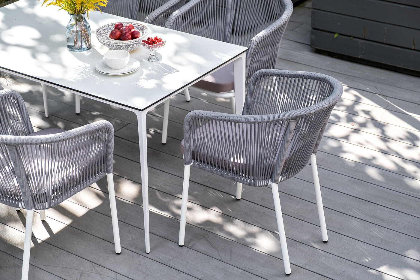 фото "малага" обеденная группа на 6 персон со стульями "марсель", каркас белый, роуп светло-серый