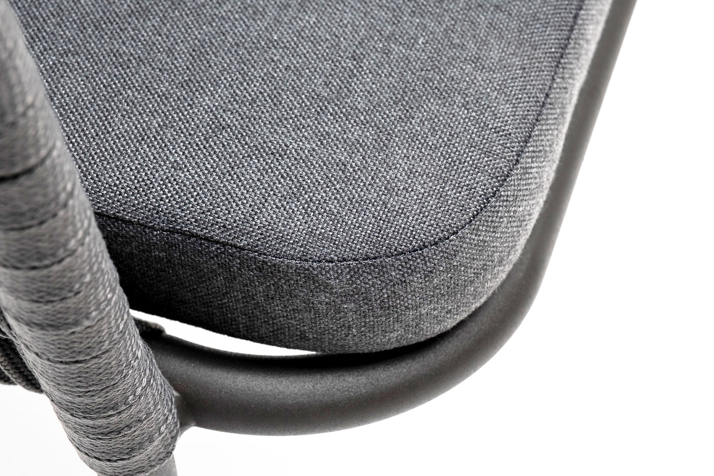 фото "бордо" стул плетеный из роупа (колос), каркас алюминий серый (ral7022) муар, роуп серый 15мм, ткань темно-серая 027