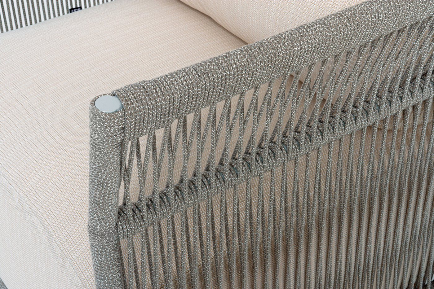 фото "лугано" кресло плетеное из роупа, каркас алюминий светло-серый (ral7035) муар, роуп серый меланж круглый, ткань mossle светло-бежевая