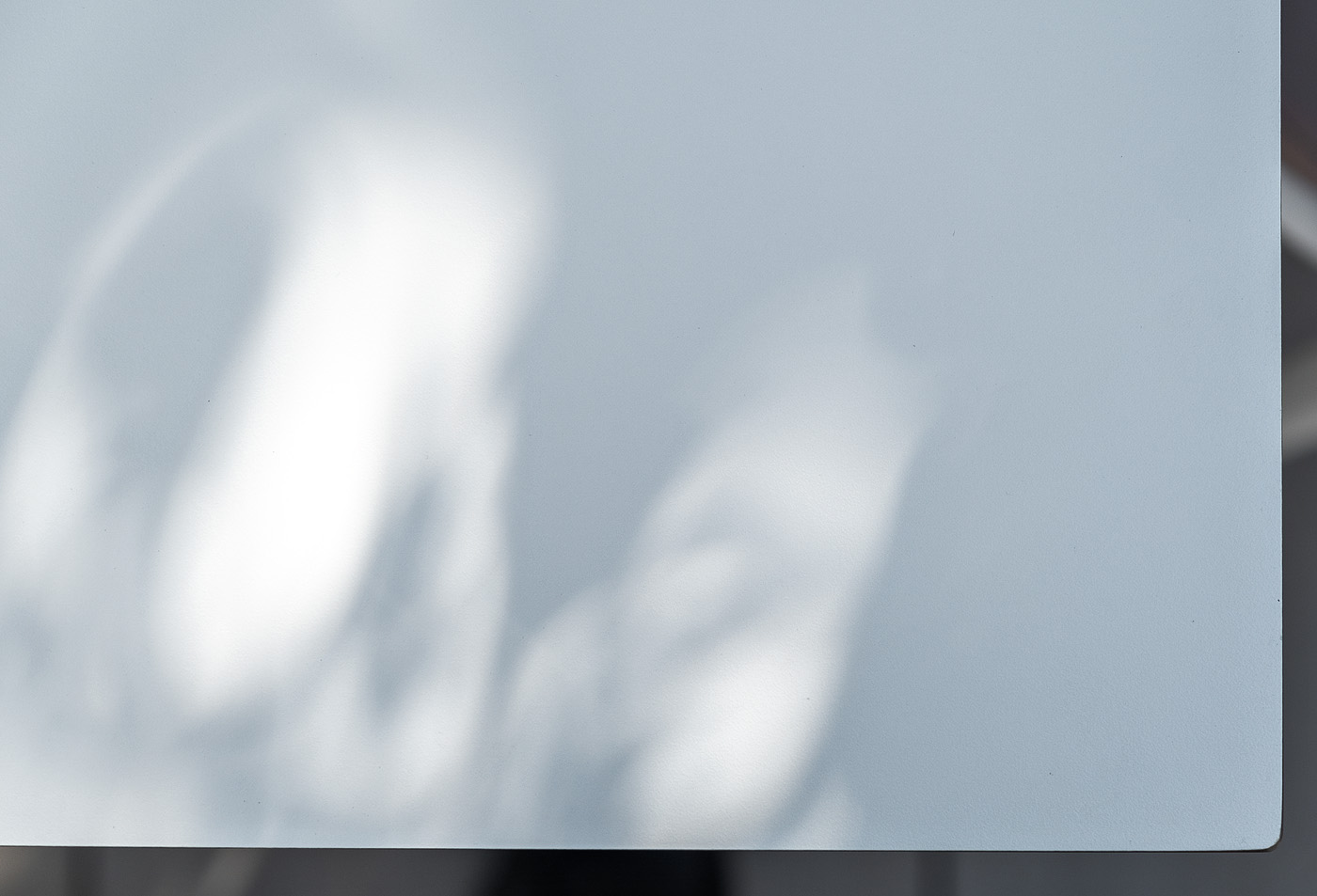 фото "малага" обеденная группа на 6 персон со стульями "марсель", каркас белый, роуп светло-серый