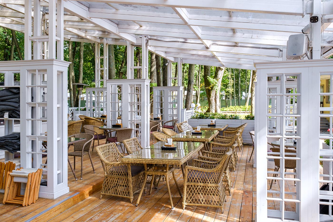 фото "латте" плетеное кресло из искусственного ротанга, цвет соломенный