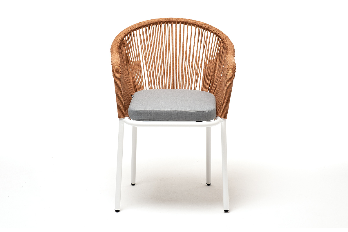 фото "лион" стул плетеный из роупа, каркас из стали светло-серый (ral7035) муар, роуп оранжевый меланж круглый, ткань светло-серая