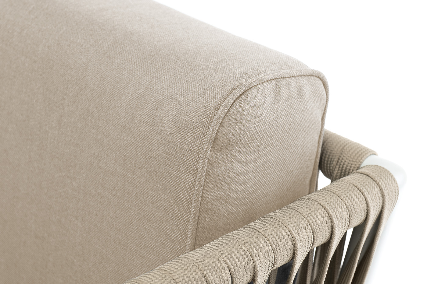 фото "касабланка" кресло плетеное из роупа, основание дуб, каркас алюминий светло-серый (ral7035) муар, роуп серо-коричневый 23мм, ткань бежевая 15052