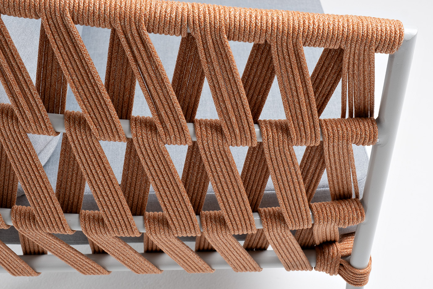 фото "диего" диван 2-местный плетеный из роупа, каркас алюминий светло-серый (ral7035) муар, роуп оранжевый меланж круглый, ткань светло-серая