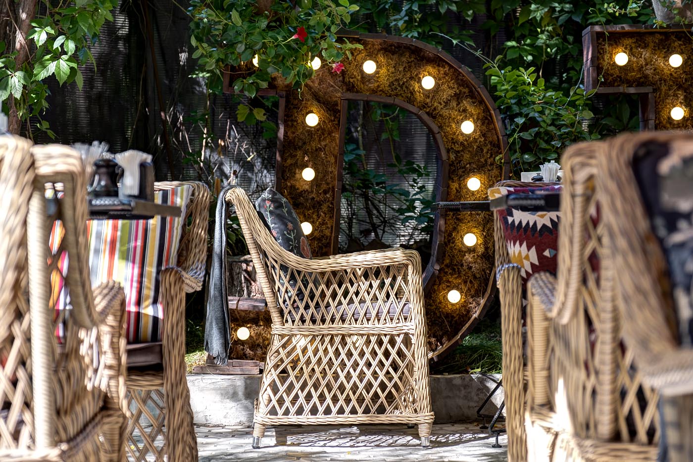 фото "латте" плетеное кресло из искусственного ротанга, цвет соломенный