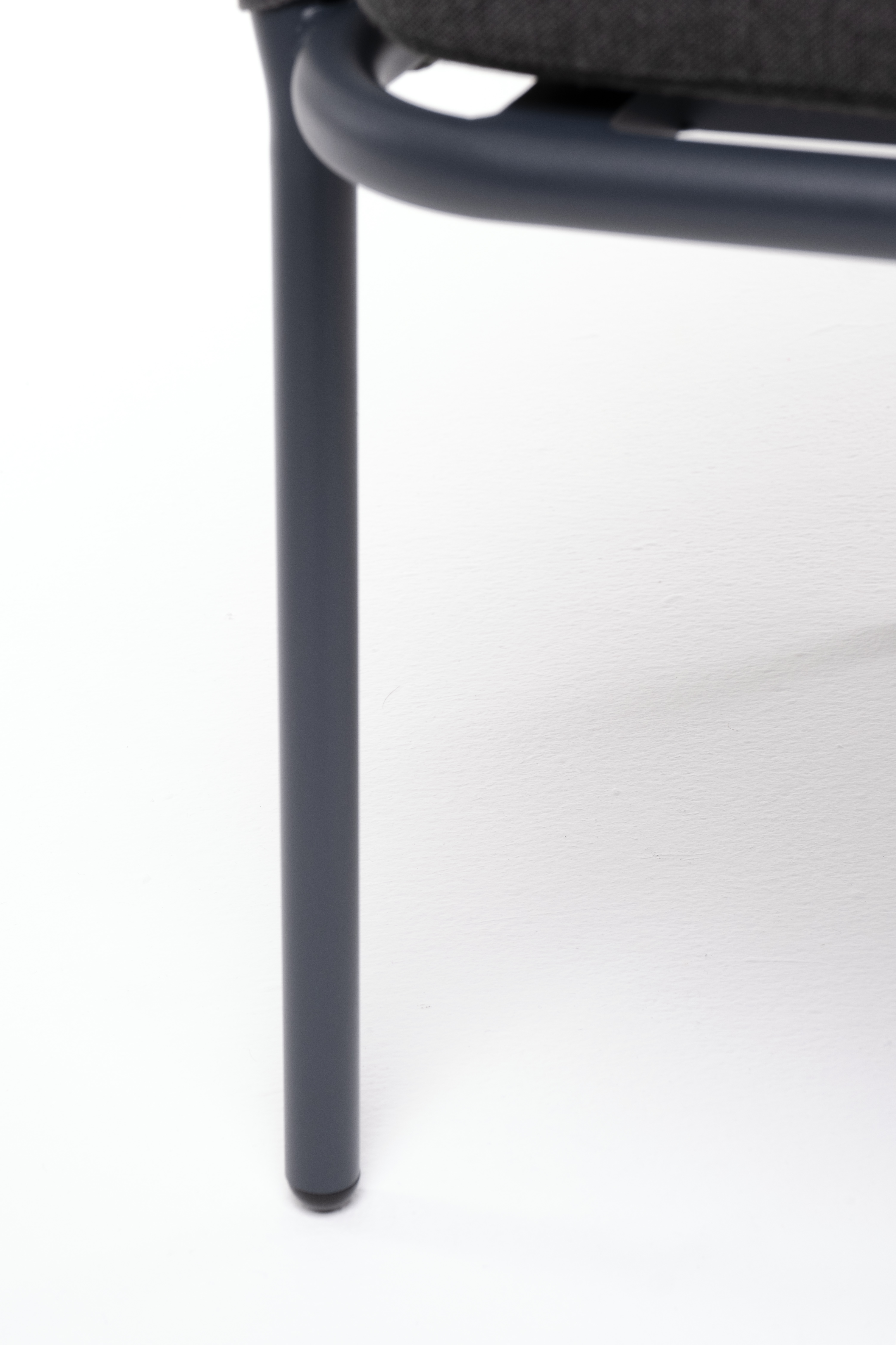 фото "бордо" стул плетеный из роупа, каркас алюминий темно-серый (ral7024) муар, роуп серый 15мм, ткань темно-серая 027