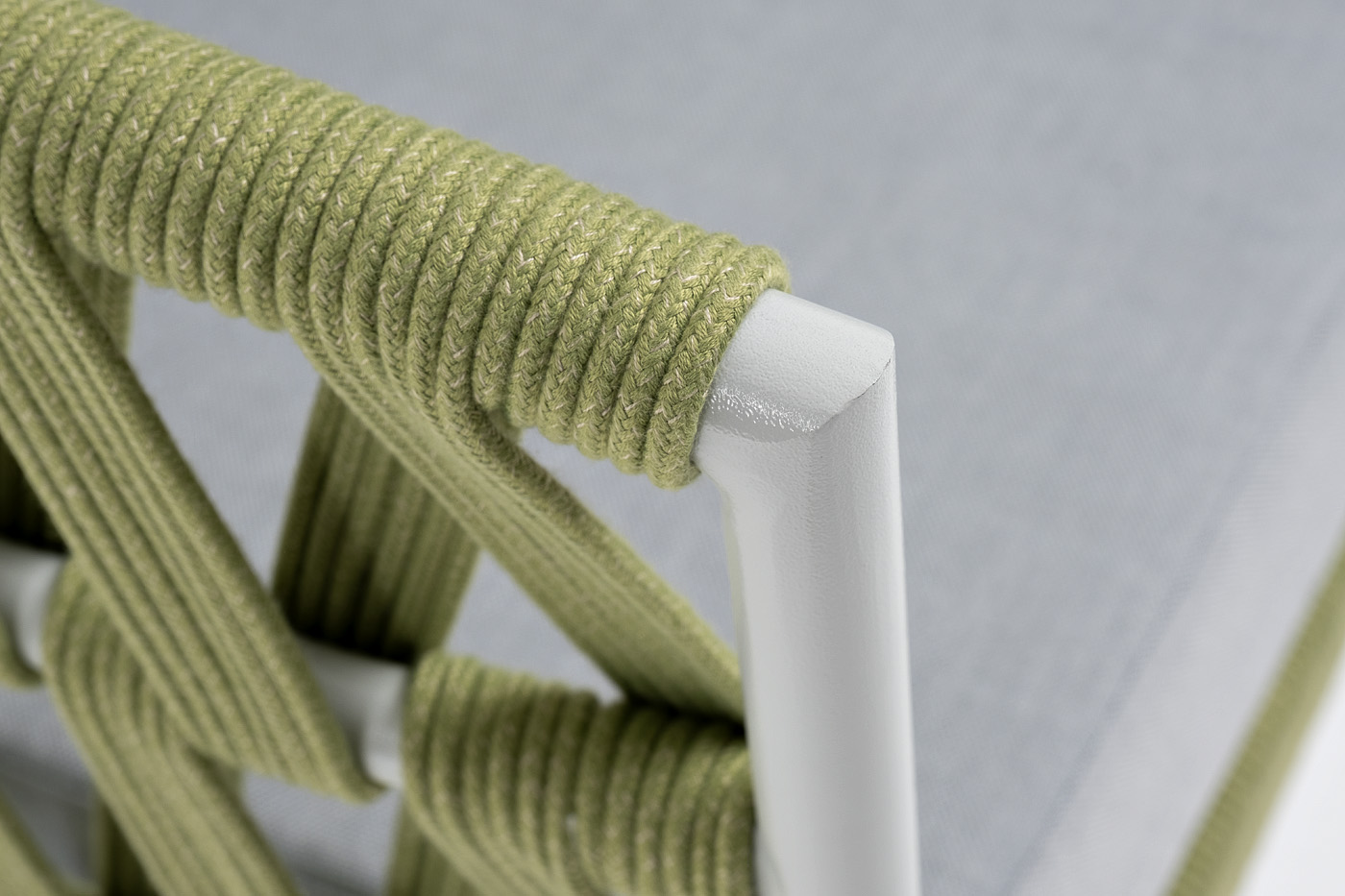 фото "диего" кресло плетеное из роупа, каркас алюминий светло-серый (ral7035) муар, роуп салатовый меланж круглый, ткань светло-серая