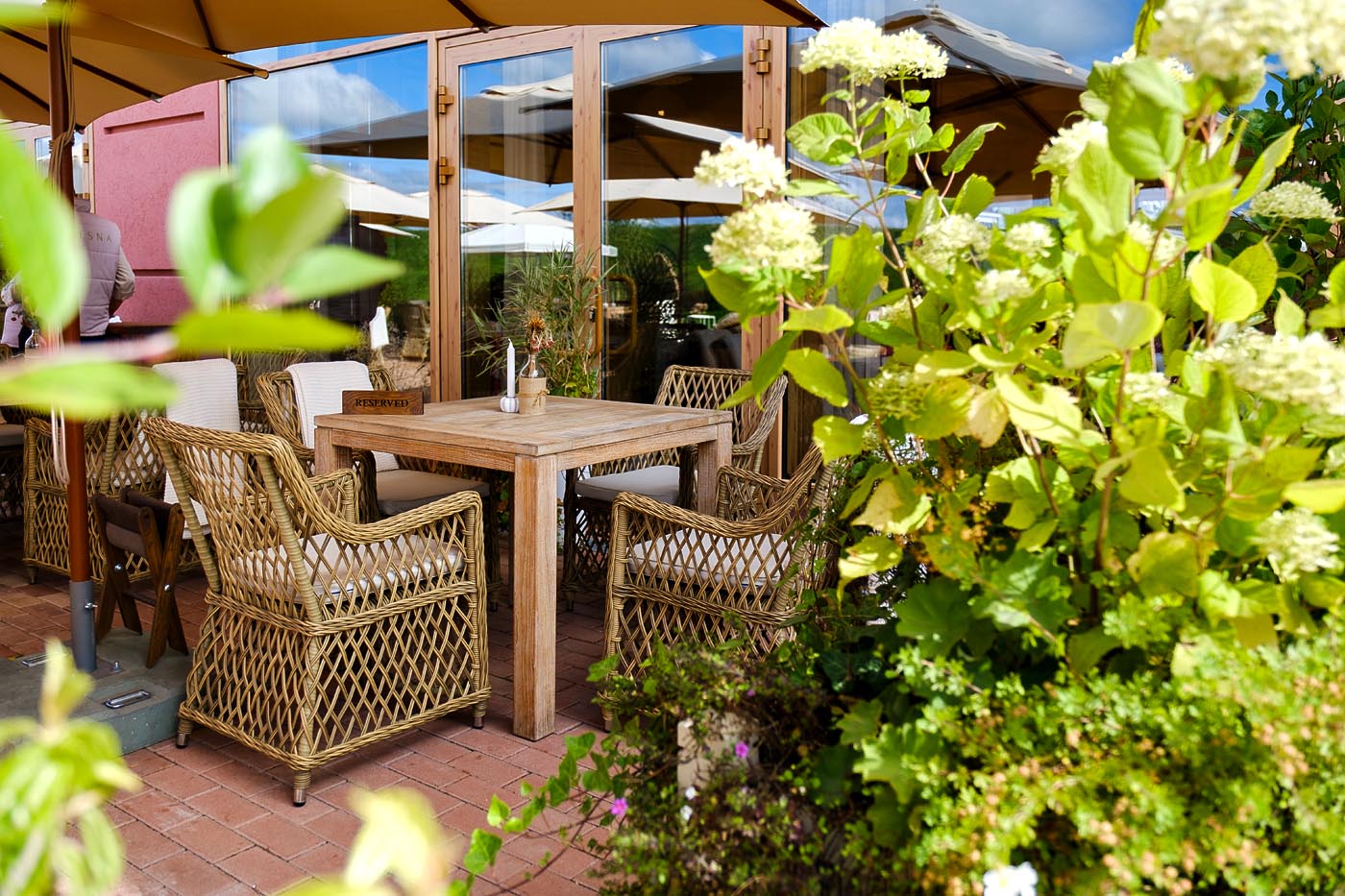 фото "латте" плетеное кресло из искусственного ротанга, цвет соломенный