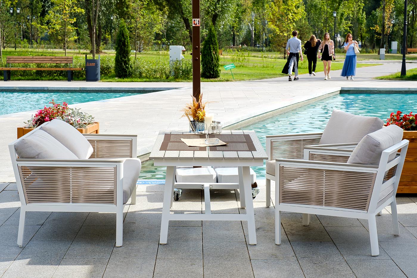 фото "сан ремо" диван 2-местный плетеный из роупа, каркас алюминий белый, роуп бежевый, ткань бежевая