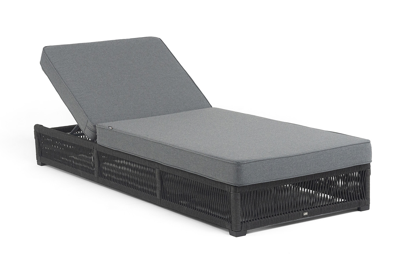 фото "ривьера" шезлонг плетеный из роупа, каркас алюминий темно-серый (ral7024) муар, роуп темно-серый круглый, ткань темно-серая 027