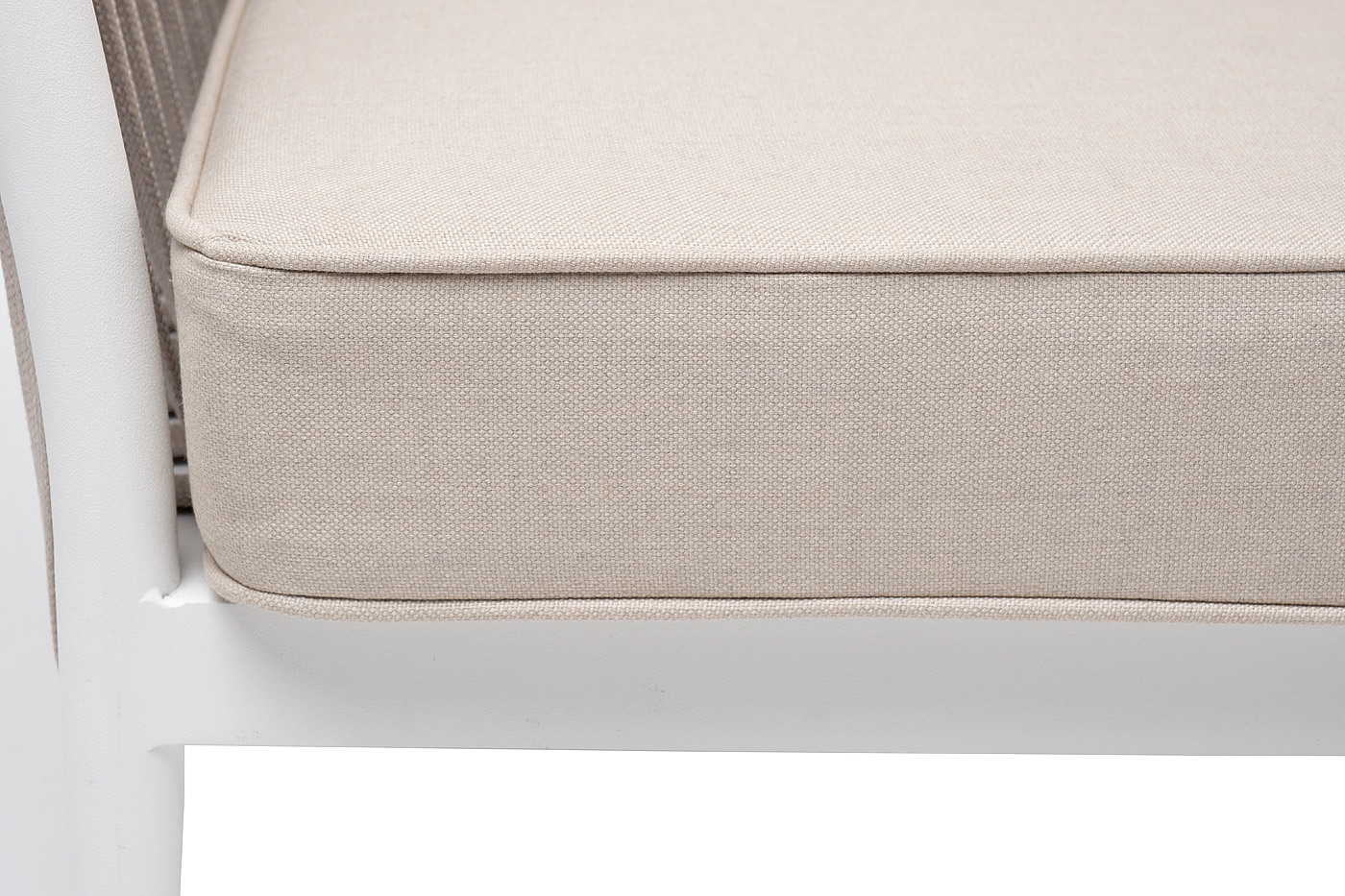 фото "касабланка" диван 2-местный плетеный из роупа, каркас алюминий белый муар, роуп бежевый 20мм, ткань бежевая 15052