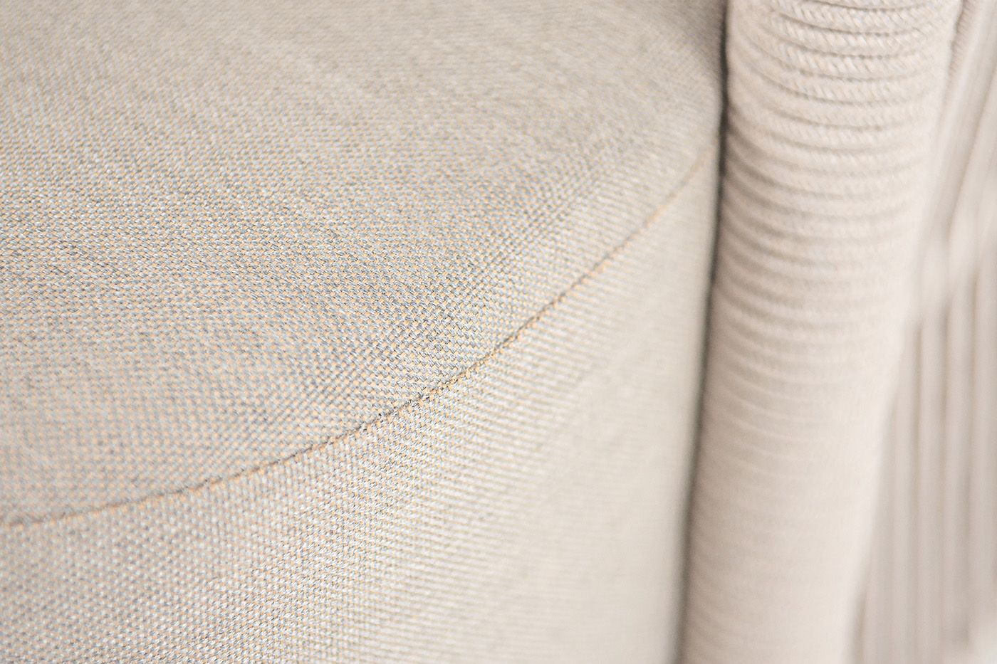 фото "верона" кресло плетеное из роупа, каркас алюминий белый муар, роуп бежевый круглый, ткань бежевая 15052