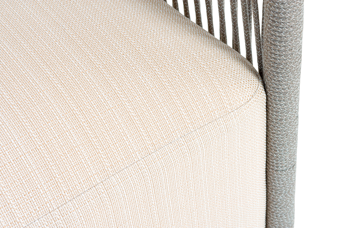 фото "лугано" кресло плетеное из роупа, каркас алюминий светло-серый (ral7035) муар, роуп серый меланж круглый, ткань mossle светло-бежевая