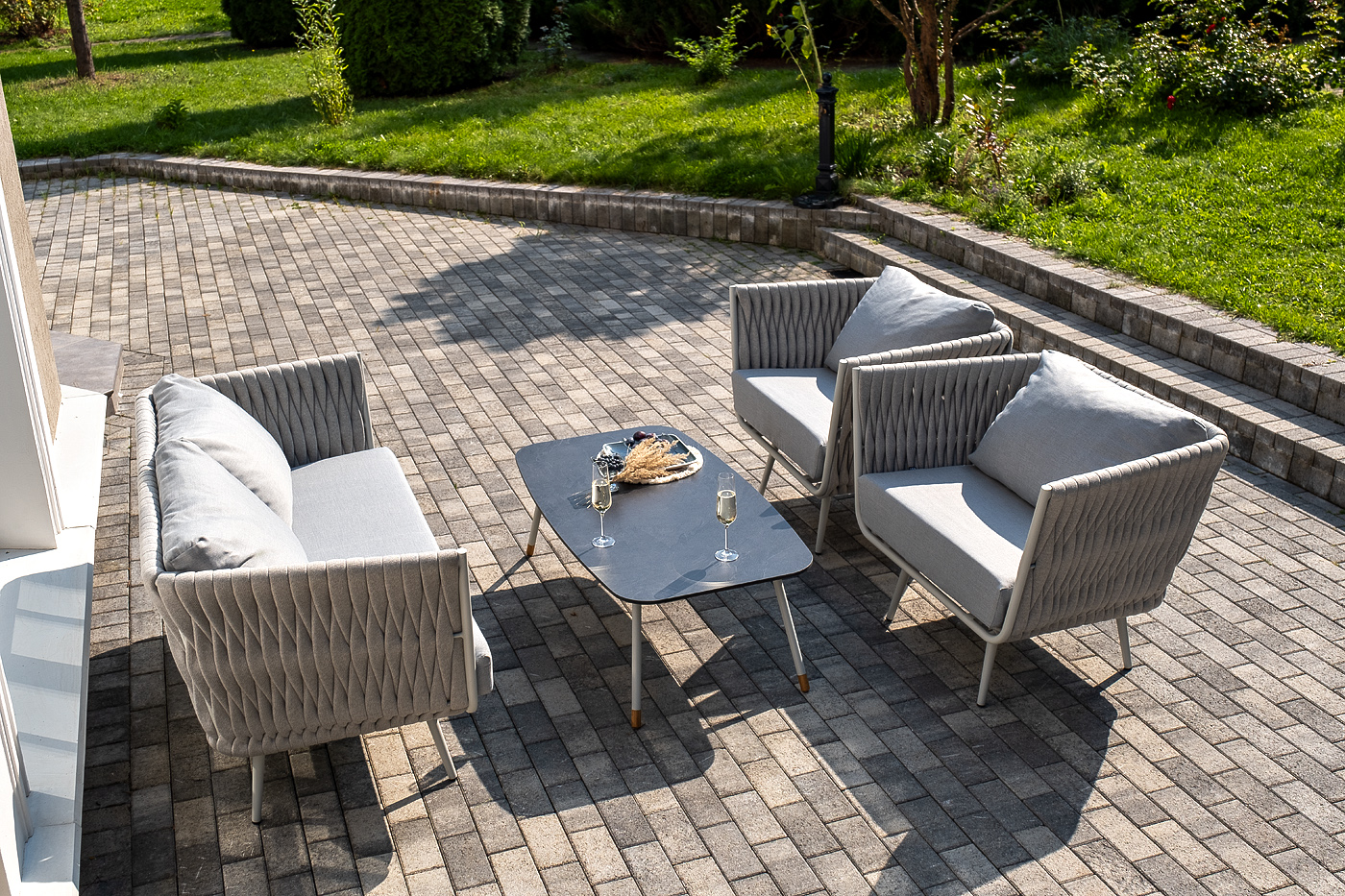 фото "монако" лаунж-зона 4-местная из роупа со столом "верона" (серый гранит), каркас светло-серый, роуп светло-серый