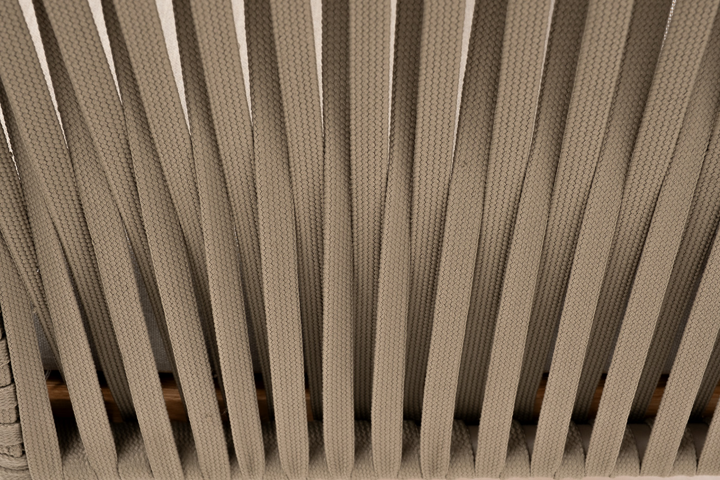 фото "мальорка" кресло плетеное из роупа, основание дуб, роуп серо-коричневый 23мм, ткань бежевая 15052