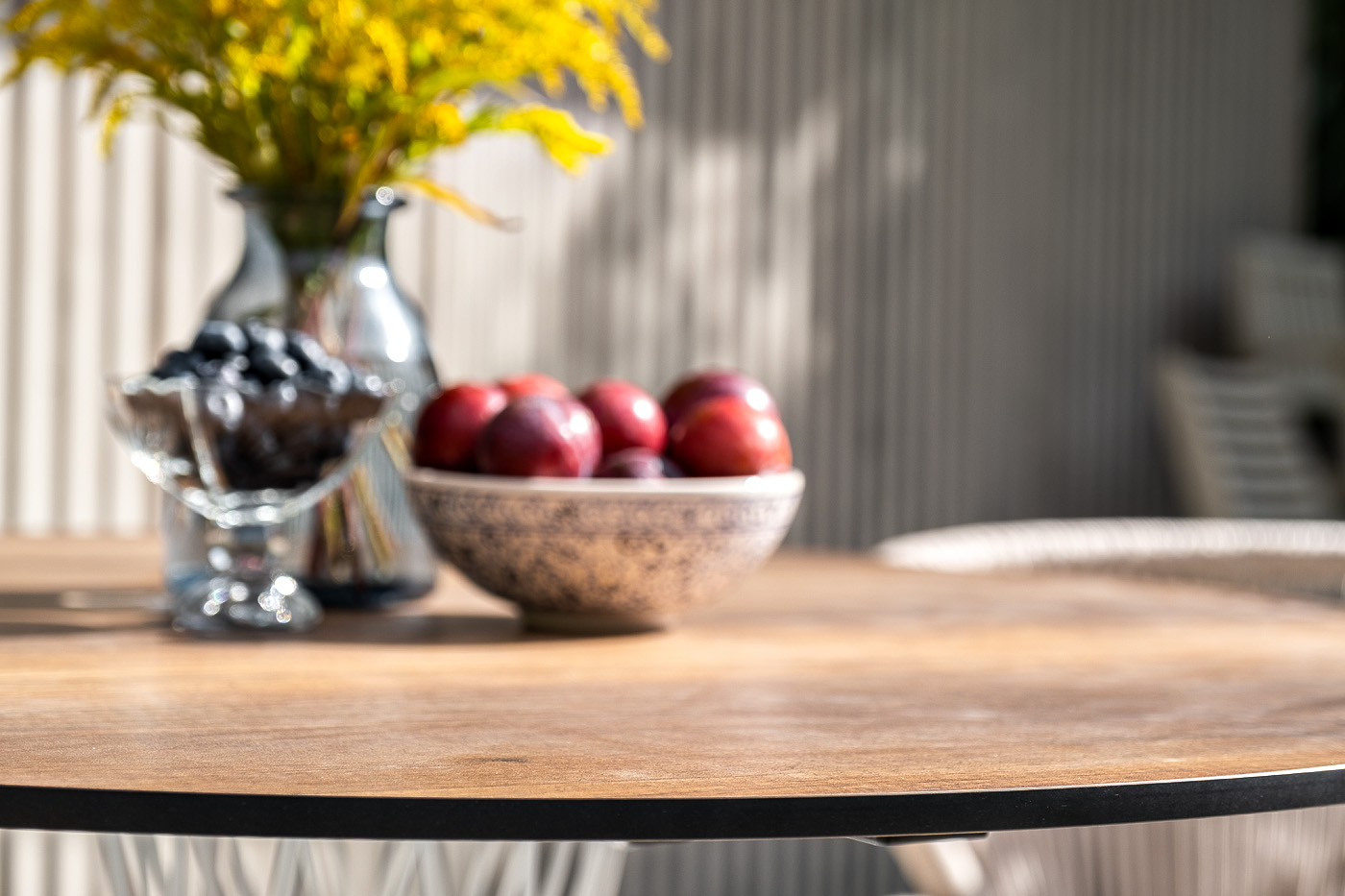 фото "диего" обеденный стол из hpl круглый ø100см, цвет "дуб", каркас белый