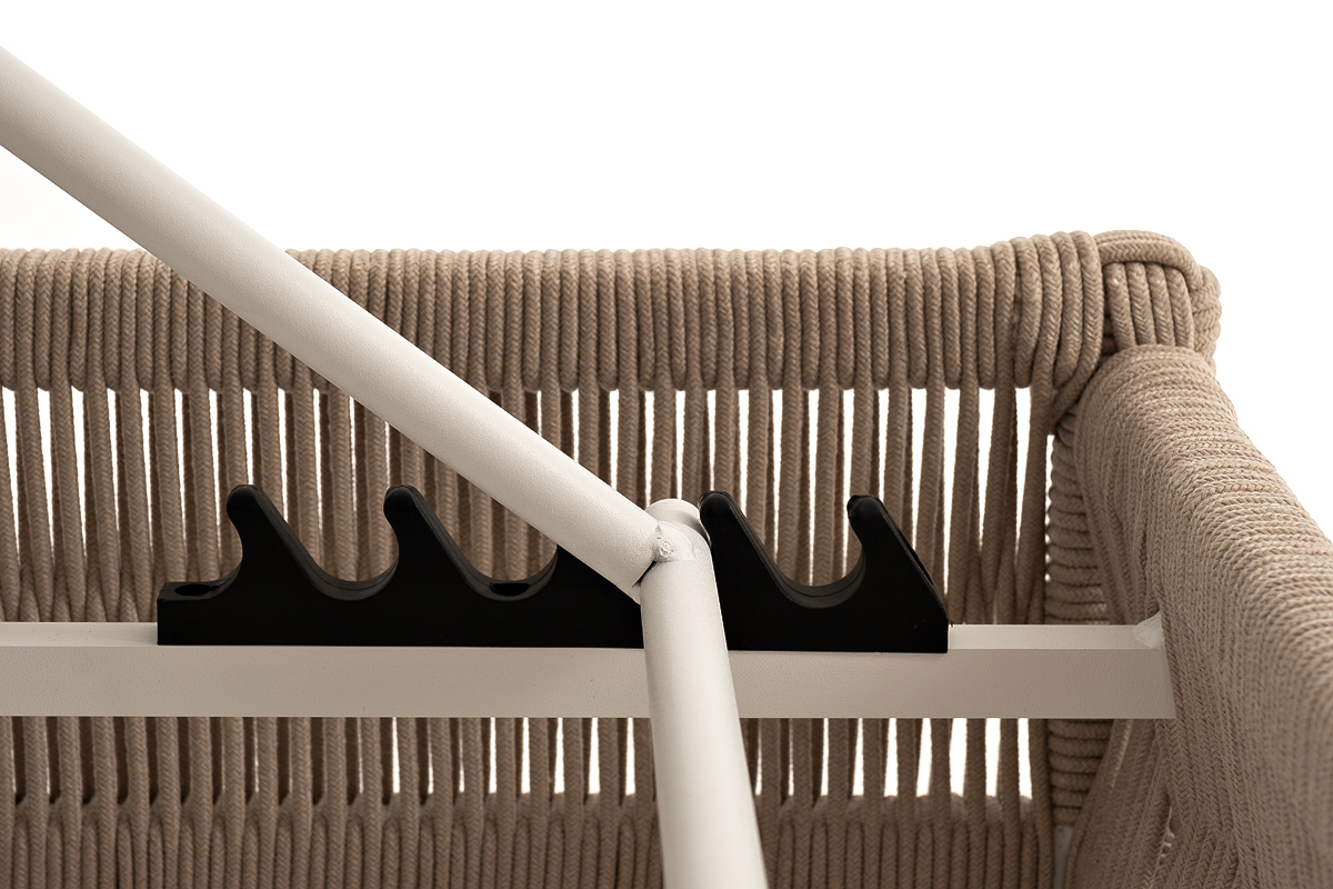 фото "ривьера" шезлонг плетеный из роупа, каркас алюминий белый муар, роуп бежевый круглый, ткань бежевая 052