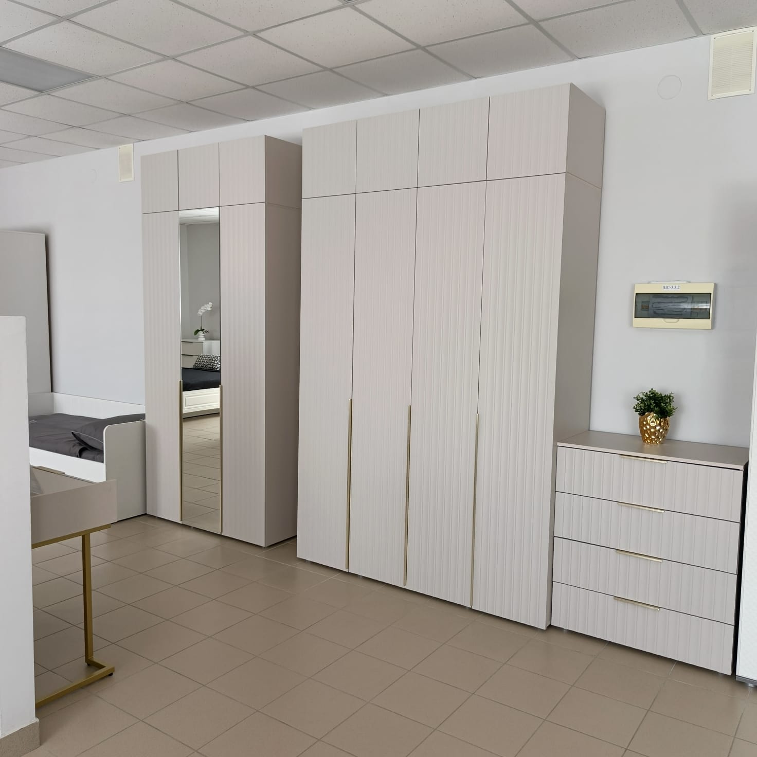 фото шкаф 3-ств. с зеркалом тефия