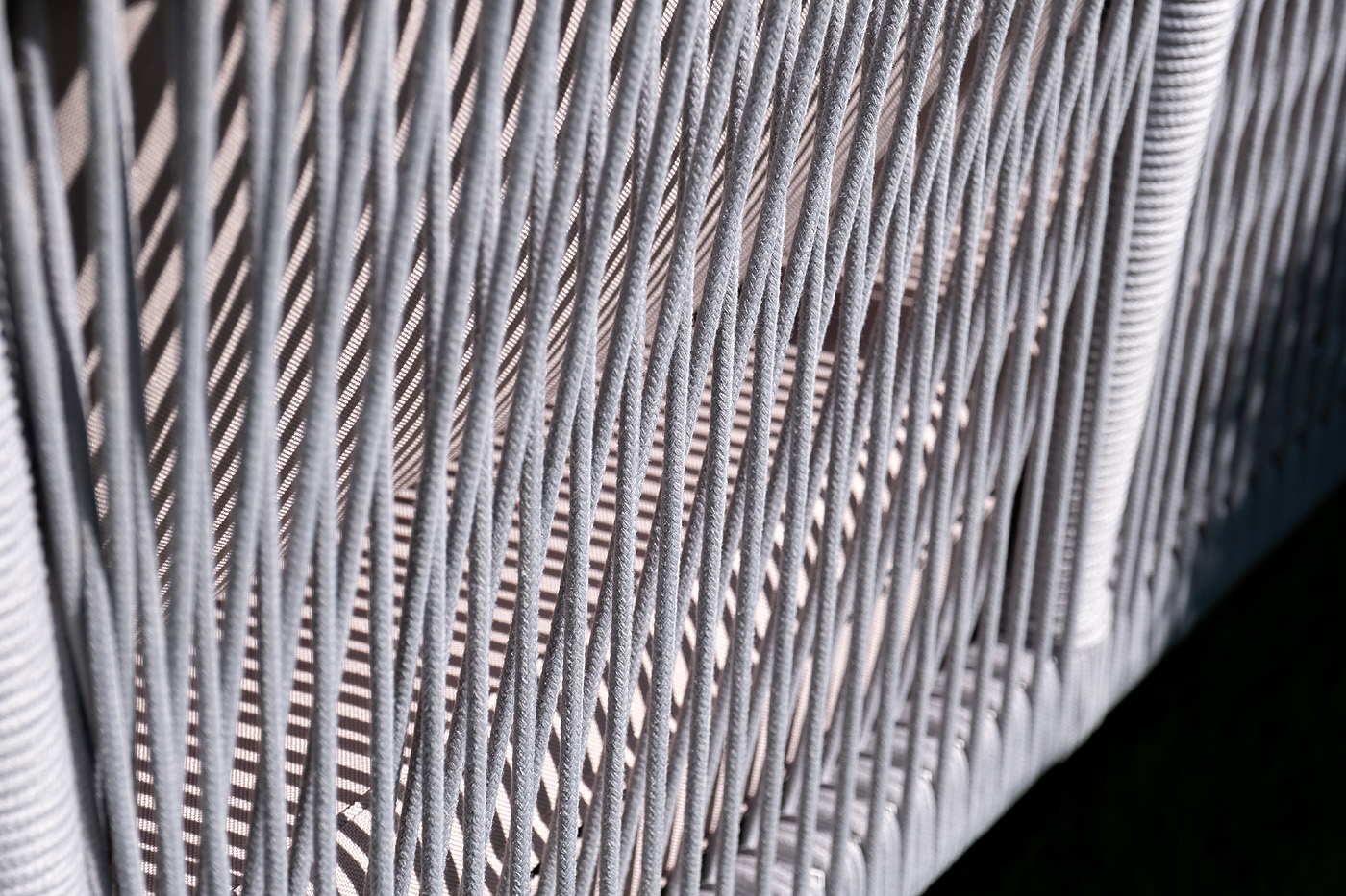 фото "канны" диван 2-местный плетеный из роупа, каркас алюминий белый муар, роуп светло-серый круглый, ткань серая 017