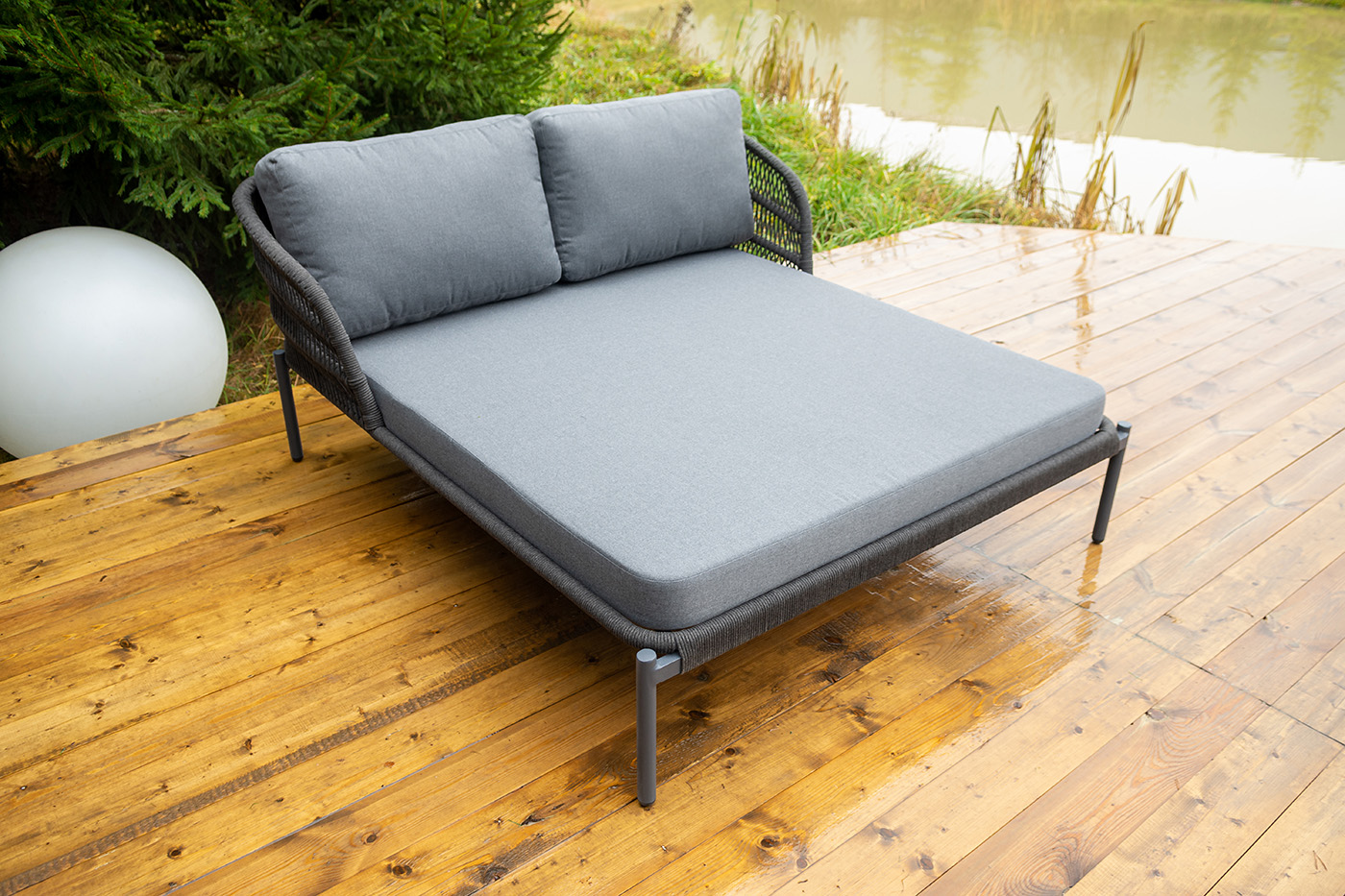 фото "позитано" лежак плетеный из роупа, каркас алюминий темно-серый (ral7024) муар, роуп темно-серый круглый, ткань темно-серая 027