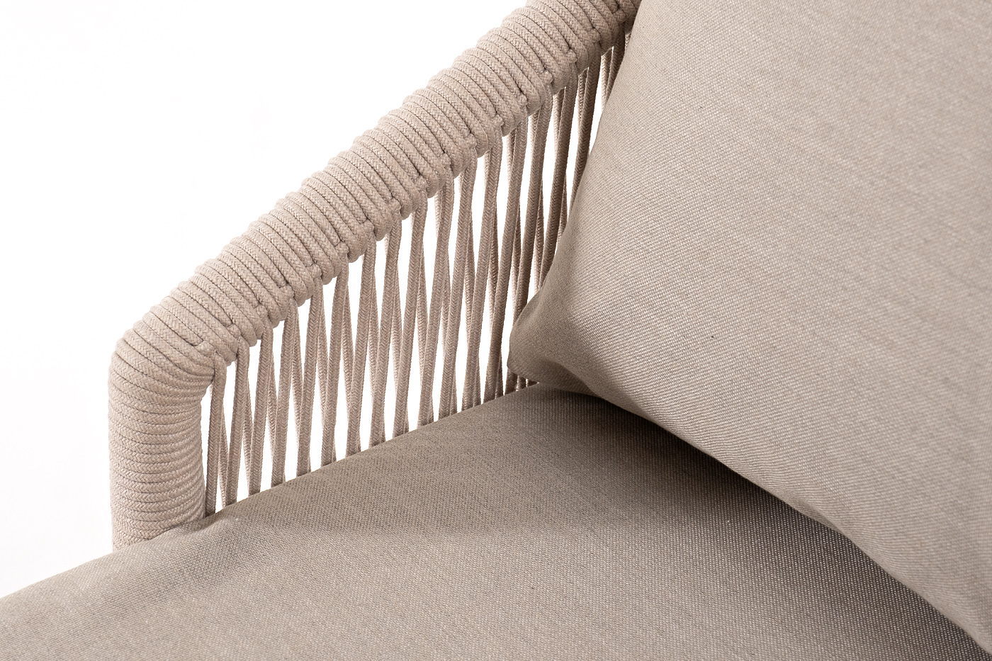 фото "верона" диван 3-местный плетеный из роупа, каркас алюминий белый муар, роуп бежевый круглый, ткань бежевая 15052