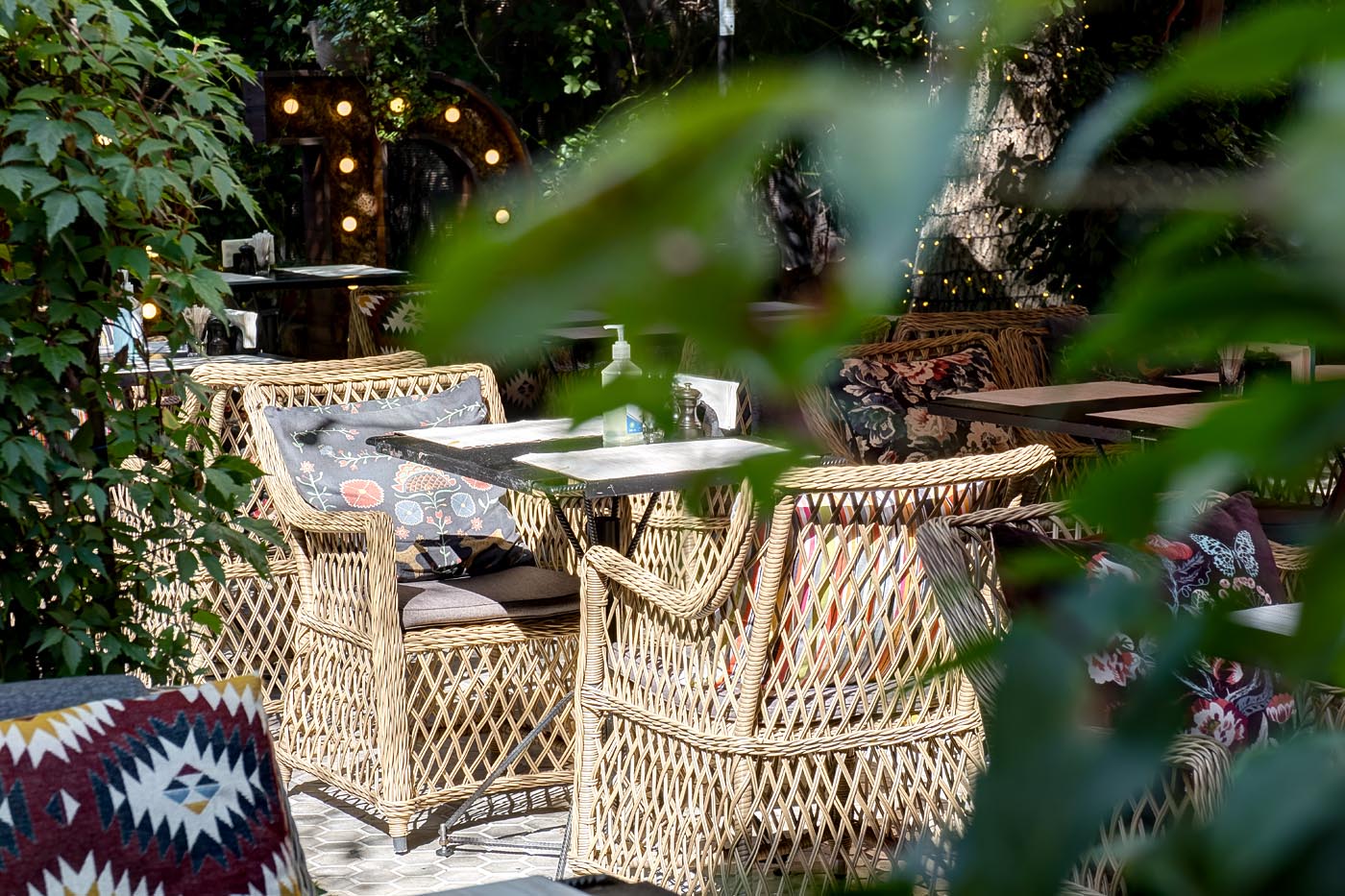 фото "латте" плетеное кресло из искусственного ротанга, цвет соломенный