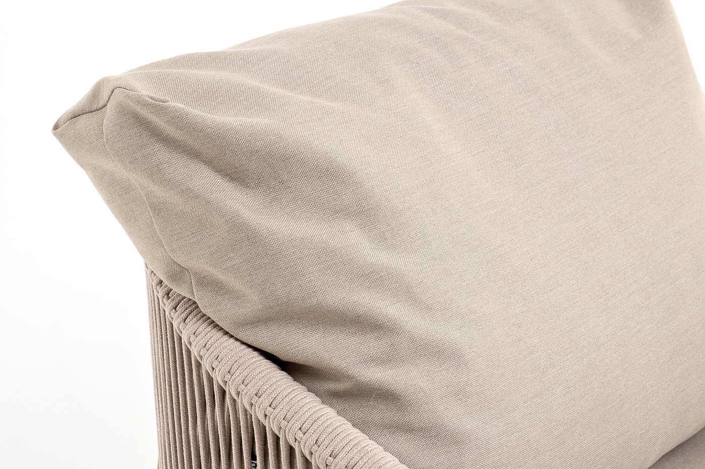 фото "верона" кресло плетеное из роупа, каркас алюминий белый муар, роуп бежевый круглый, ткань бежевая 052