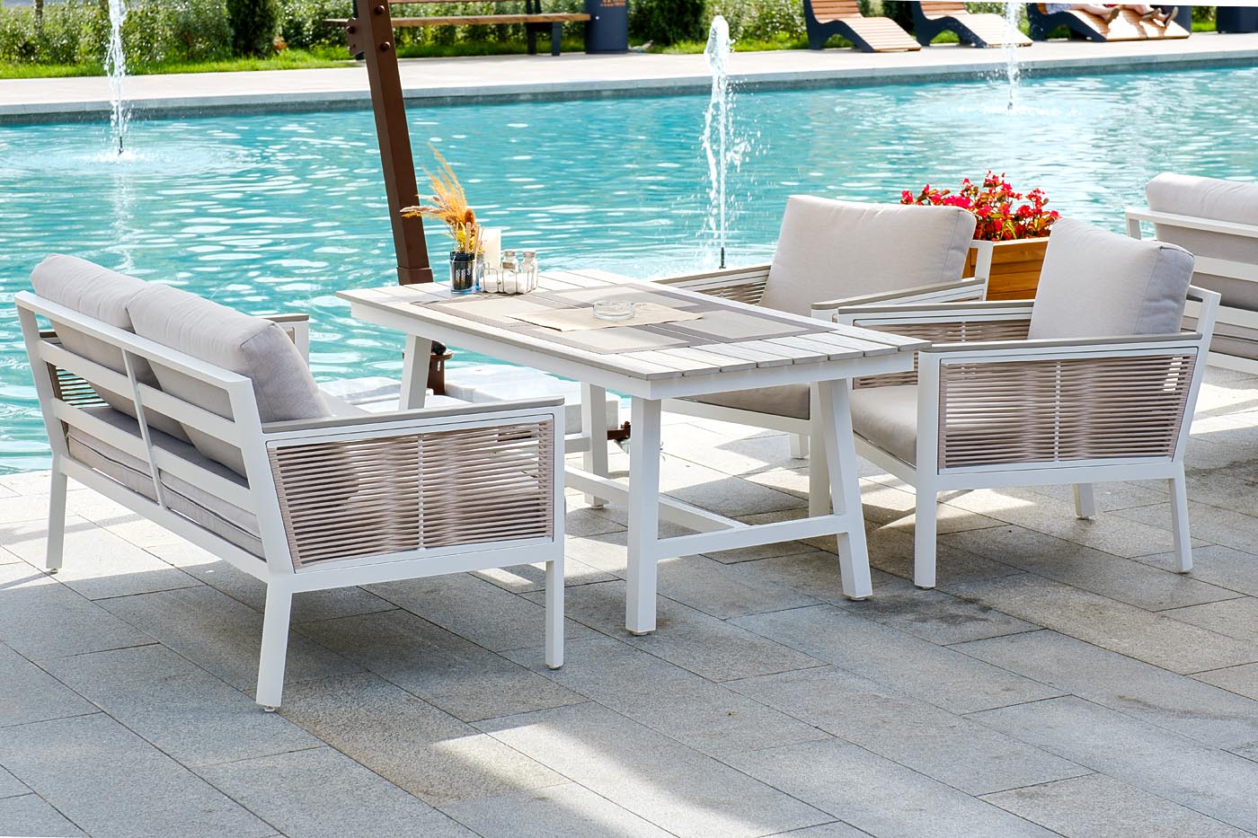 фото "сан ремо" диван 2-местный плетеный из роупа, каркас алюминий белый, роуп бежевый, ткань бежевая