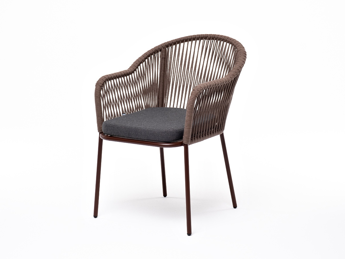 фото "лион" стул плетеный из роупа, каркас из стали коричневый (ral8016) муар, роуп коричневый круглый, ткань бежевая