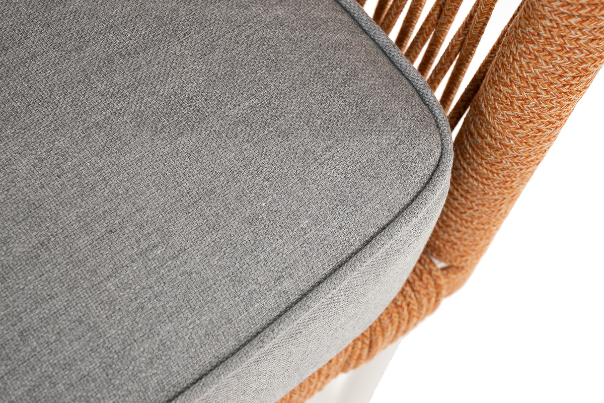 фото "канны" диван 2-местный плетеный из роупа, каркас алюминий светло-серый (ral7035) муар, роуп оранжевый меланж круглый, ткань светло-серая